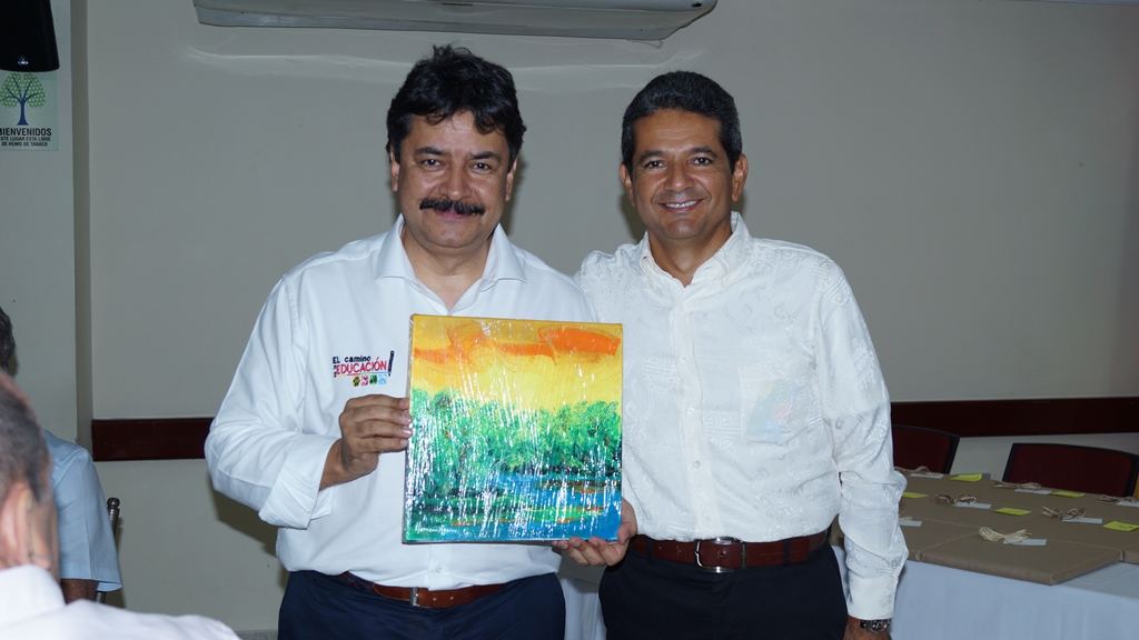 El gobernador del Huila, Carlos Julio González, recibió un regalo por parte de Ariel Rincón, presidente Ejecutivo de la Cámara de Comercio de Neiva.